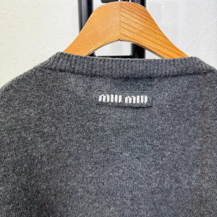 [BUNJANG] Miu Miu Back Logo Gray Cardigan 40 / 정품) 미우미우 신형 여성 백로고 그레이 가디건 40