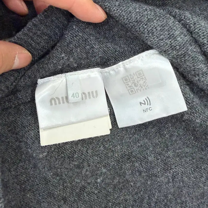 [BUNJANG] Miu Miu Back Logo Gray Cardigan 40 / 정품) 미우미우 신형 여성 백로고 그레이 가디건 40