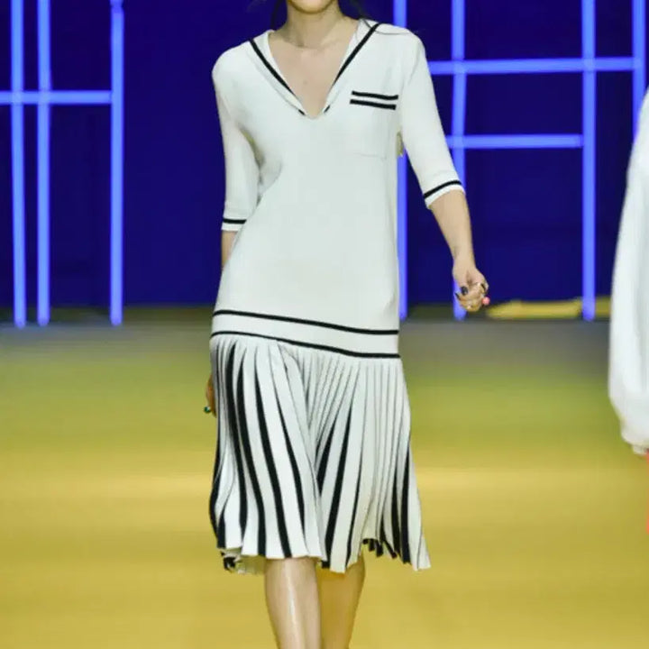 [BUNJANG] Lucky Chouette Runway Collection Sailor Knit Pleated Dress / 럭키슈에뜨 런웨이 컬렉션 세일러 니트 플리츠 원피스