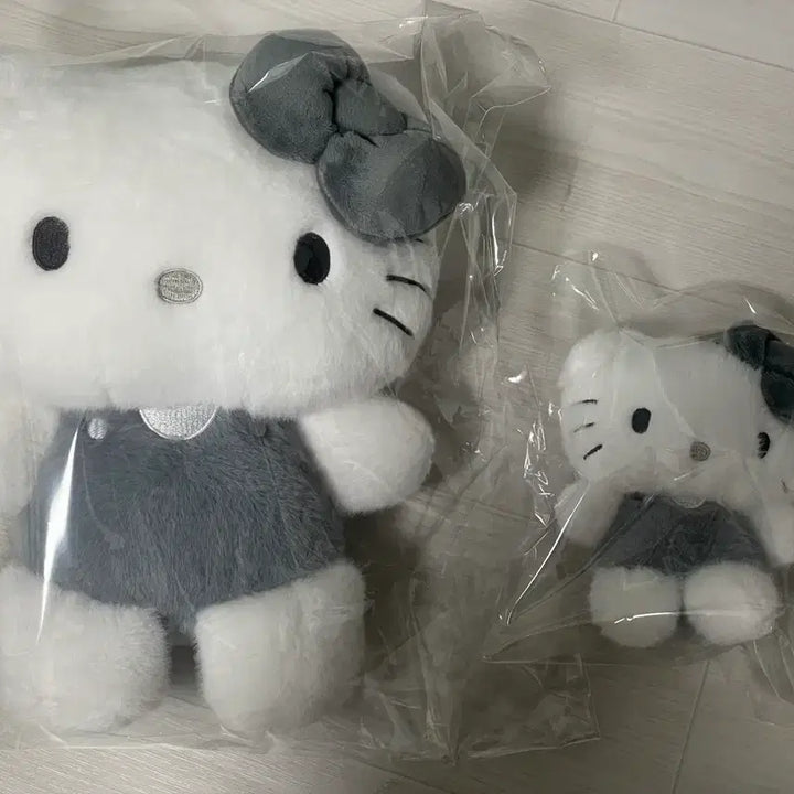 [BUNJANG] Sanrio Monotone Gray Hello Kitty 25cm Doll &amp; 13cm Keychain Set / (세트) 산리오 모노톤 그레이 흑백 헬로키티 25cm 13cm 인형 키링