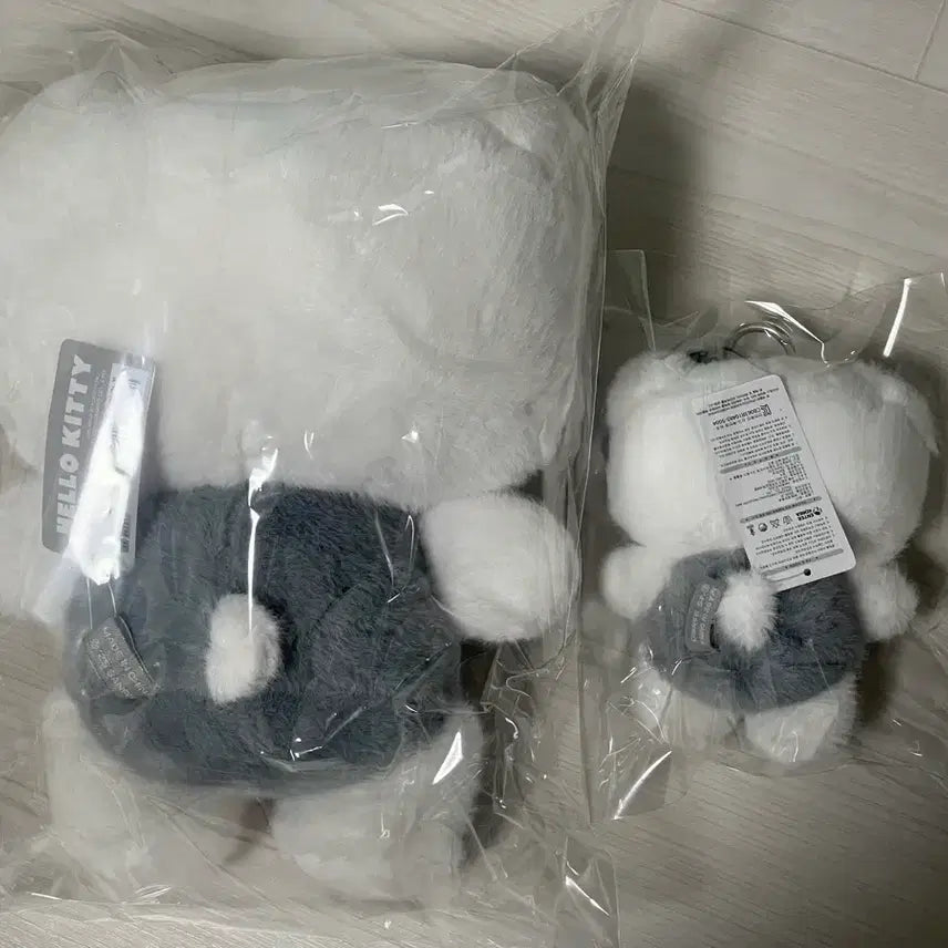 [BUNJANG] Sanrio Monotone Gray Hello Kitty 25cm Doll &amp; 13cm Keychain Set / (세트) 산리오 모노톤 그레이 흑백 헬로키티 25cm 13cm 인형 키링