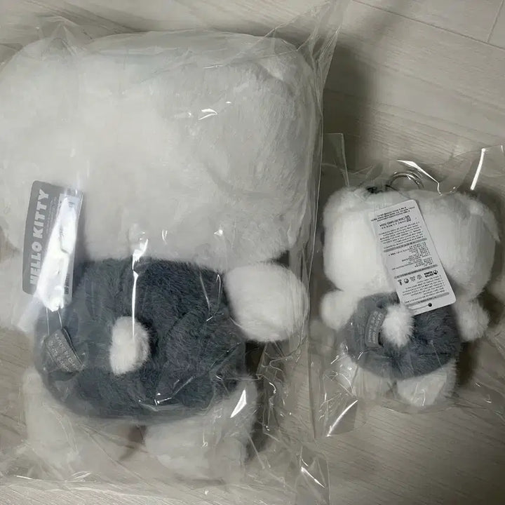 [BUNJANG] Sanrio Monotone Gray Hello Kitty 25cm Doll &amp; 13cm Keychain Set / (세트) 산리오 모노톤 그레이 흑백 헬로키티 25cm 13cm 인형 키링