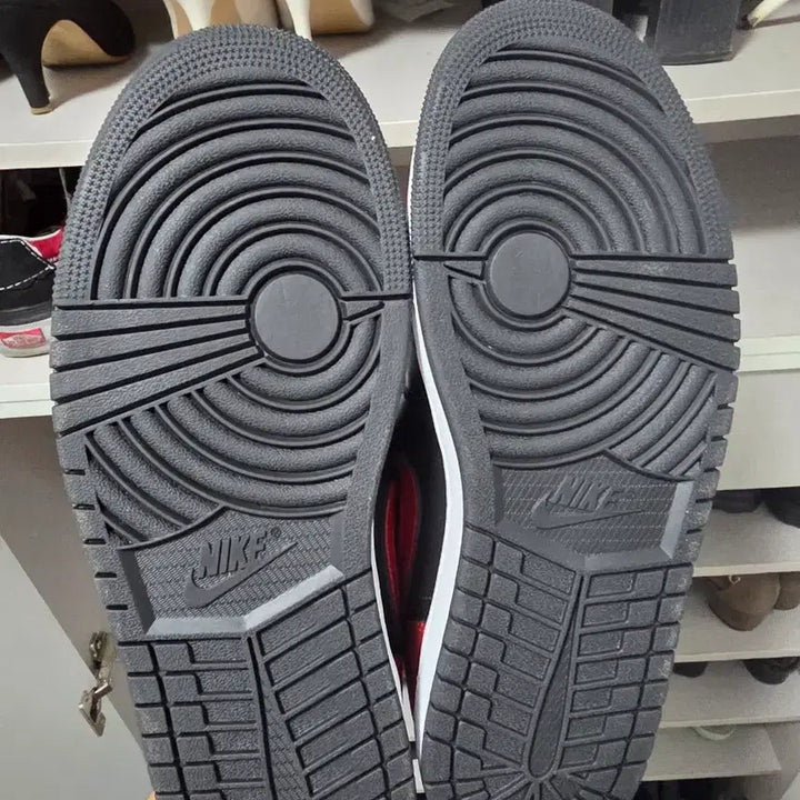 [BUNJANG] Nike Jordan 1 Low Black Varsity Red Sneakers / 조던1 로우 블랙 바시티 레드 280 새상품