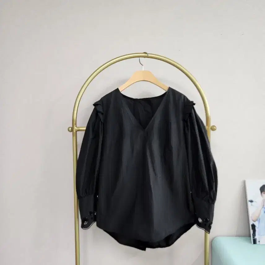 [SOLD OUT] 한섬 타임 브이넥 블랙 블라우스 퍼프 긴팔