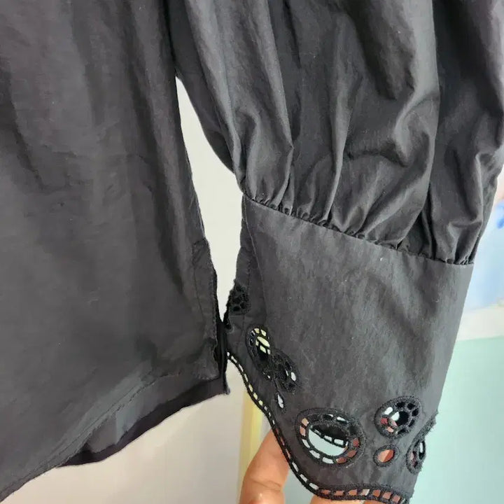 [SOLD OUT] 한섬 타임 브이넥 블랙 블라우스 퍼프 긴팔