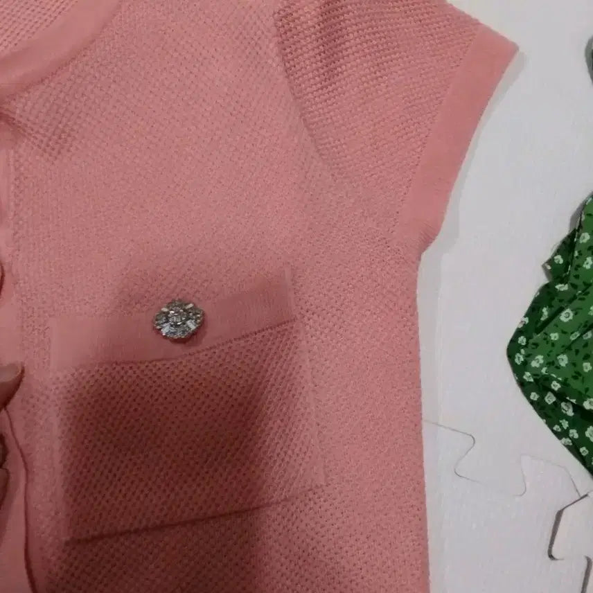 [BUNJANG] Cropped Cardigan with Business Buttons / 비즈단추 크롭 가디건