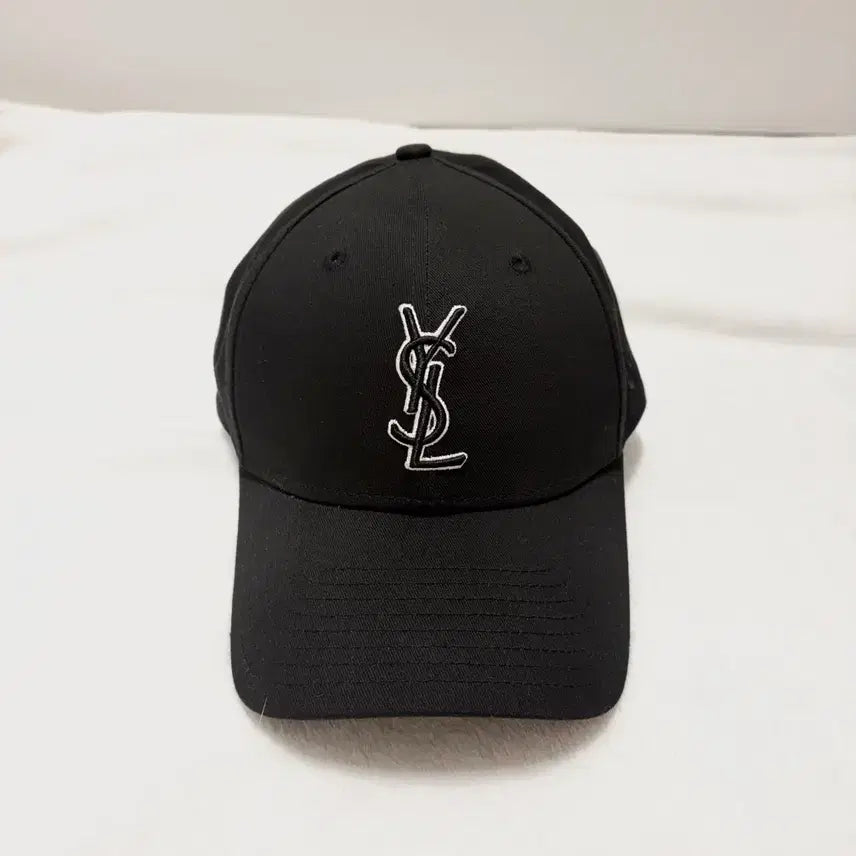[SOLD OUT] [공홈구매/새상품급] 생로랑 볼캡 모자 카산드라