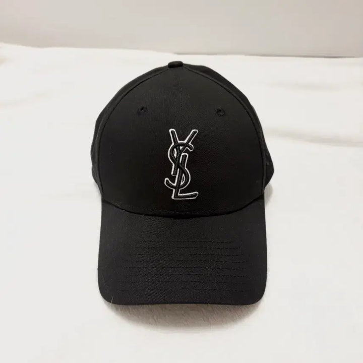 [SOLD OUT] [공홈구매/새상품급] 생로랑 볼캡 모자 카산드라