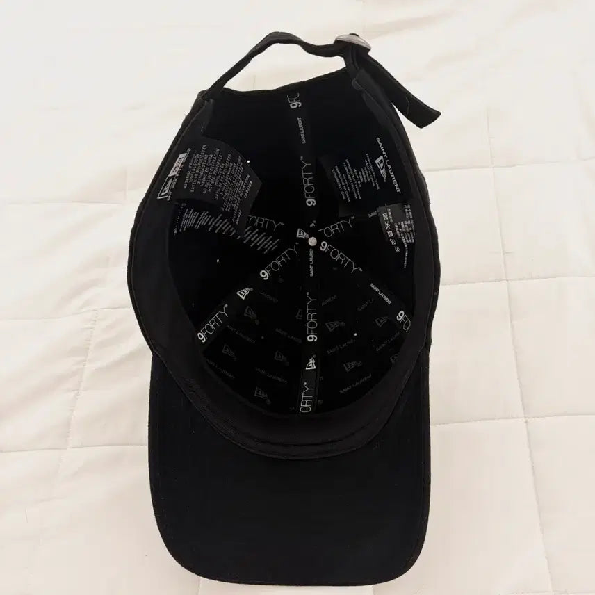 [SOLD OUT] [공홈구매/새상품급] 생로랑 볼캡 모자 카산드라