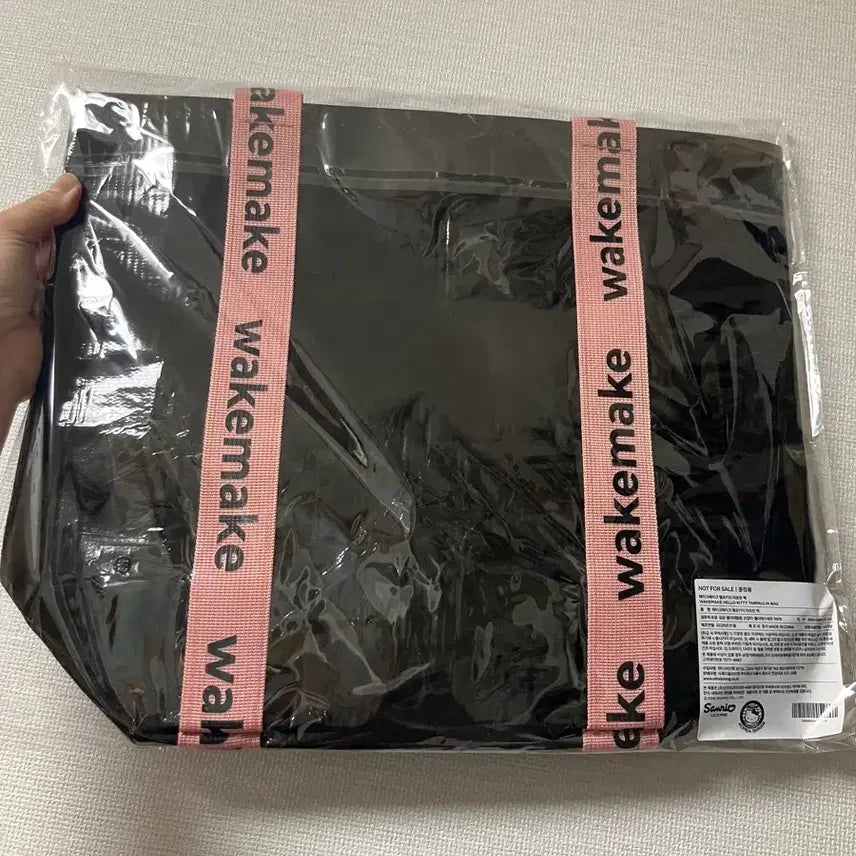 [BUNJANG] WAKE MAKE Hello Kitty Tarpaulin Bag (Sealed) / 웨이크메이크 핼로키티 타포린백 미개봉