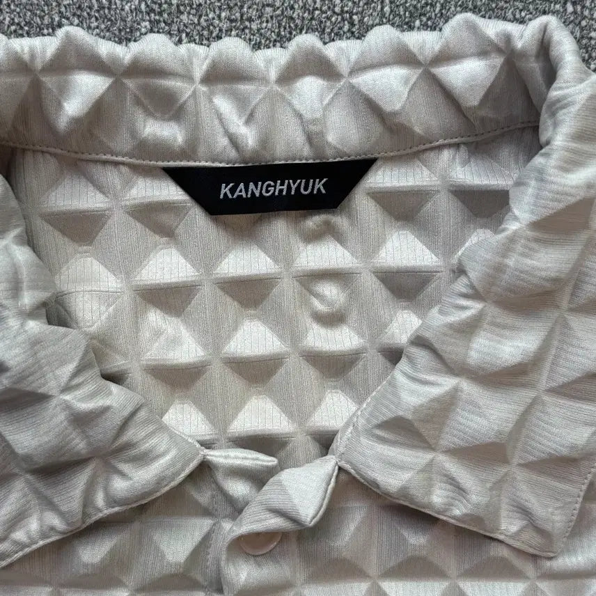 [BUNJANG] Kanghyuk 22SS Pyramid Embossing Airbag Half Shirt XL / 22SS 강혁 피라미드 엠보싱 에어백 하프 셔츠 XL