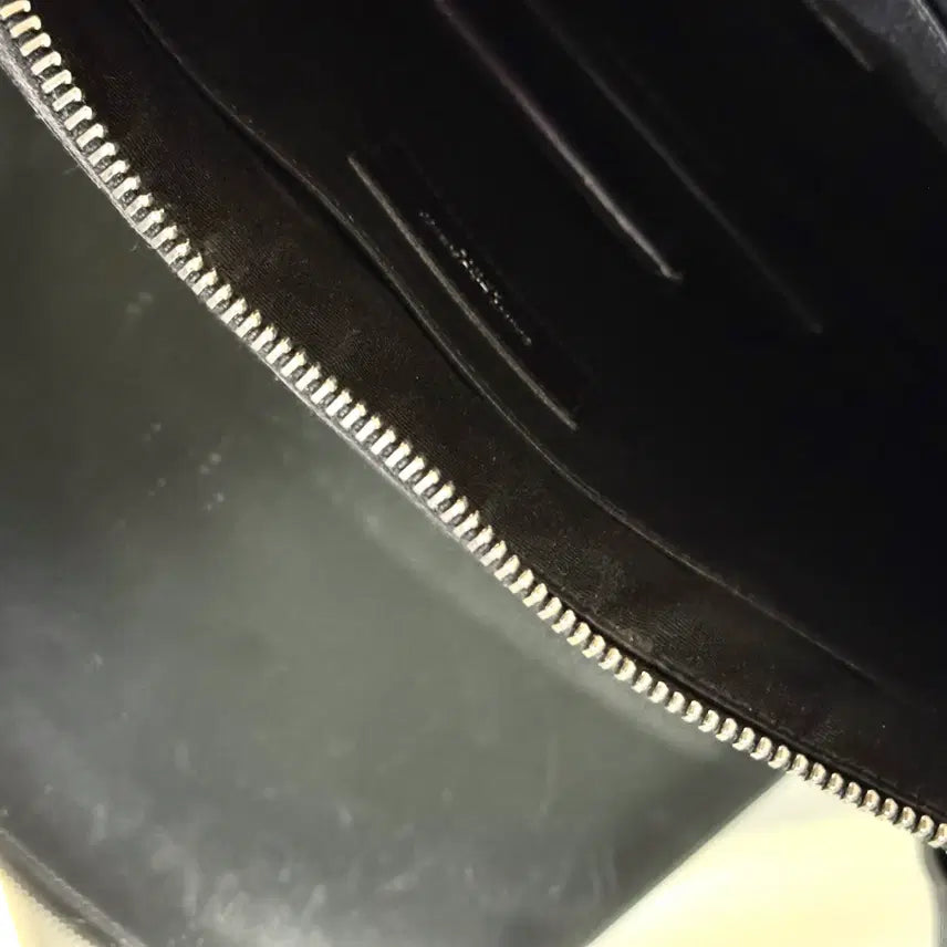[BUNJANG] Yves Saint Laurent Calfskin Medium Clutch / 입생로랑 카프스킨 미디움 클러치 블랙 실버