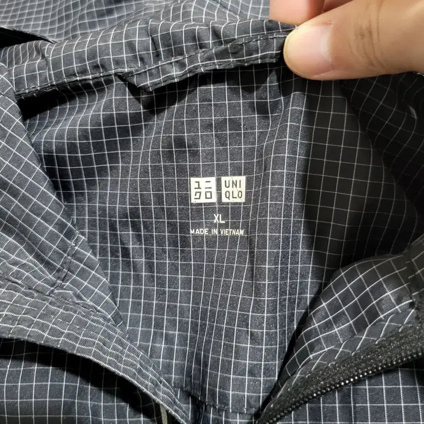 [BUNJANG] Uniqlo Check Hooded Windbreaker Jacket (XL) / 유니클로 체크 후드 윈드브레이커 자켓 (XL)