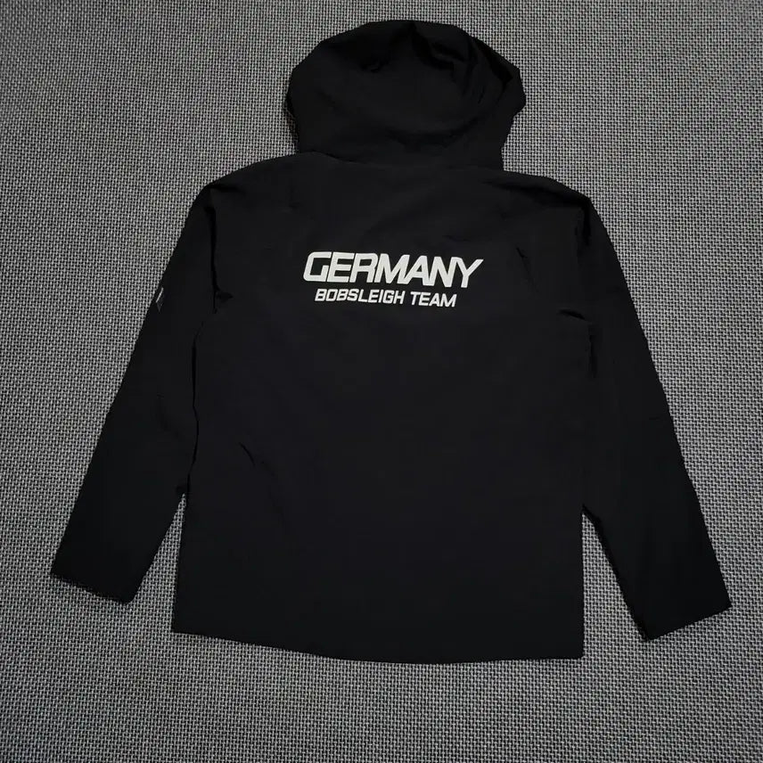 [SOLD OUT] 데상트 독일 바람막이 자켓 블랙 (100)