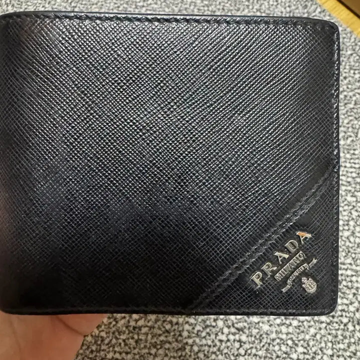 [SOLD OUT] 프라다 사피아노 반지갑