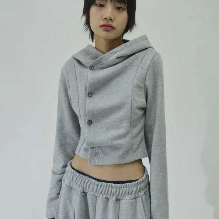 [SOLD OUT] 슬릭글로우 스몰 로고 사이드 버튼 셔링 후드 탑[그레이]