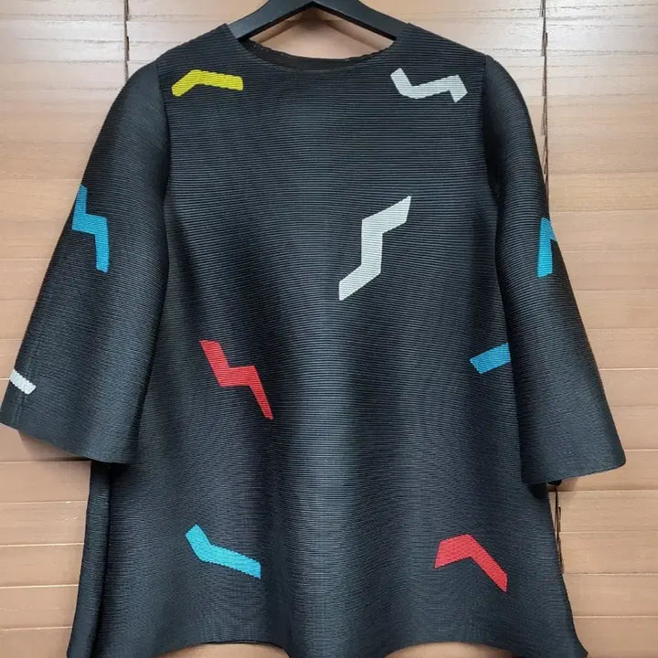 [SOLD OUT] 블랙 플리츠 패턴 블라우스