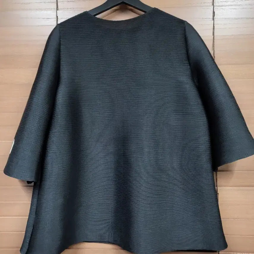 [SOLD OUT] 블랙 플리츠 패턴 블라우스