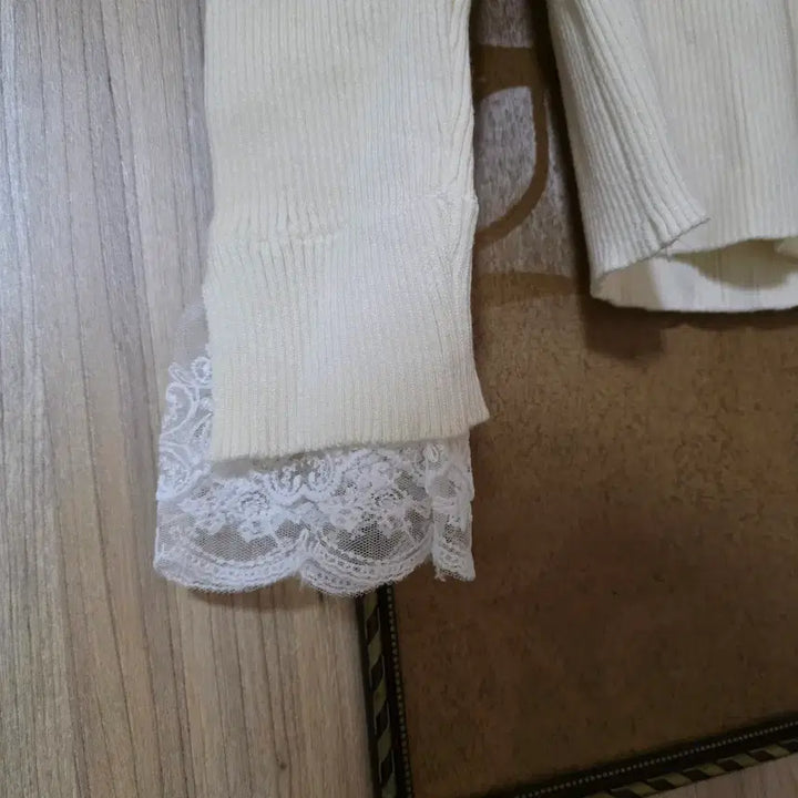 [BUNJANG] (단종) 세컨드세컨 헨젤 진주 레이스소매 니트 블라우스 스나계 에이블리 / (단종) 세컨드세컨 헨젤 진주 레이스소매 니트 블라우스 스나계 에이블리