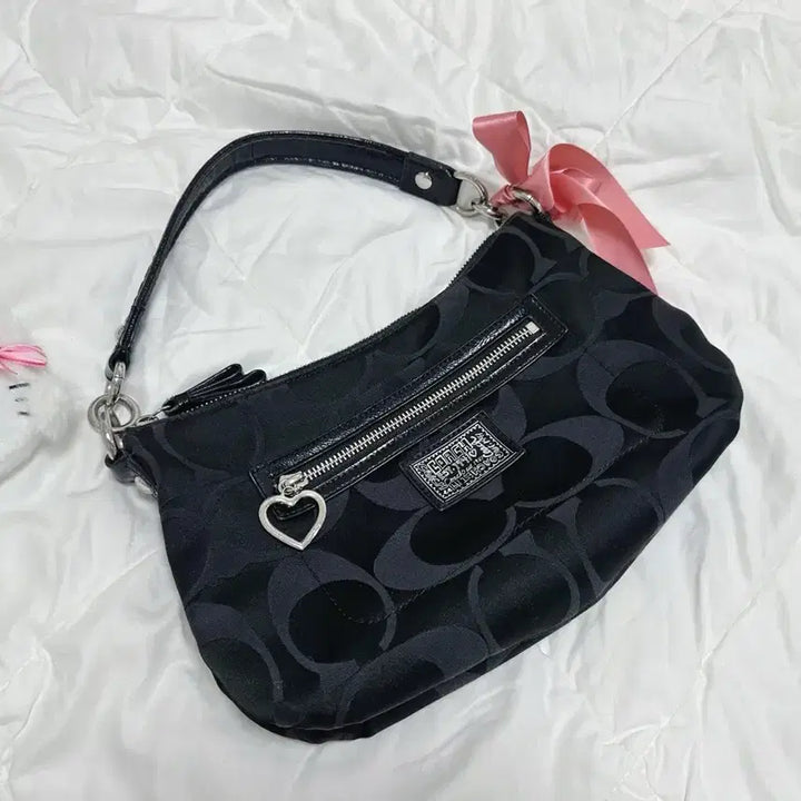 [SOLD OUT] 코치 블랙 시그니처 숄더백 핑크 리본