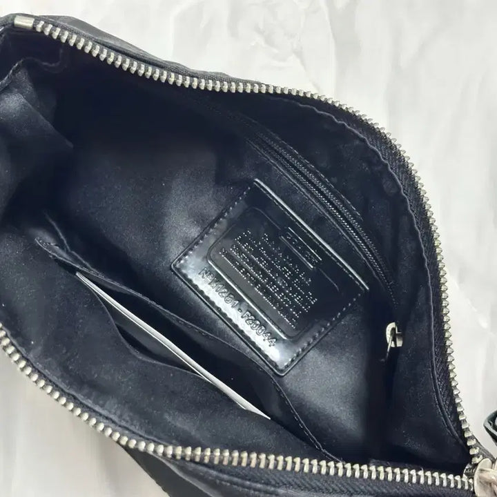 [SOLD OUT] 코치 블랙 시그니처 숄더백 핑크 리본