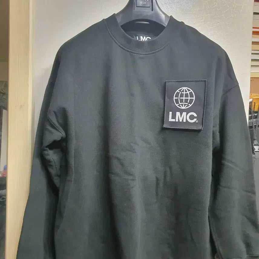 [SOLD OUT] LMC 블랙 패치 맨투맨