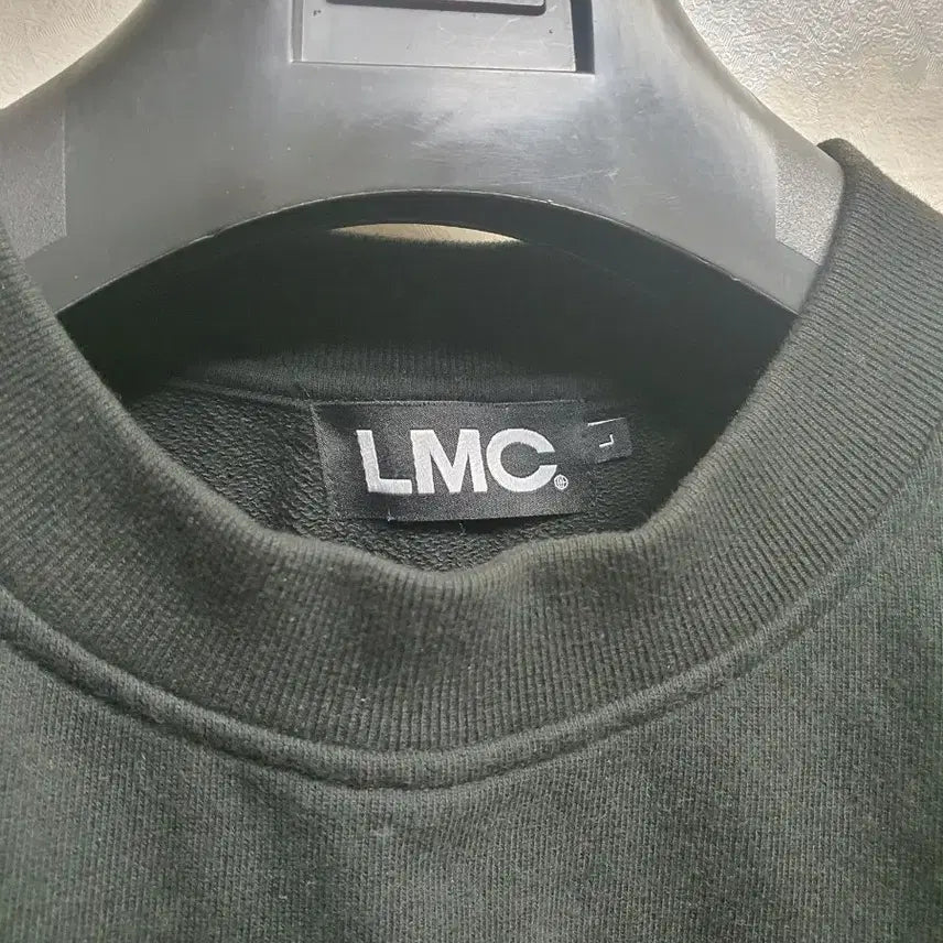 [SOLD OUT] LMC 블랙 패치 맨투맨