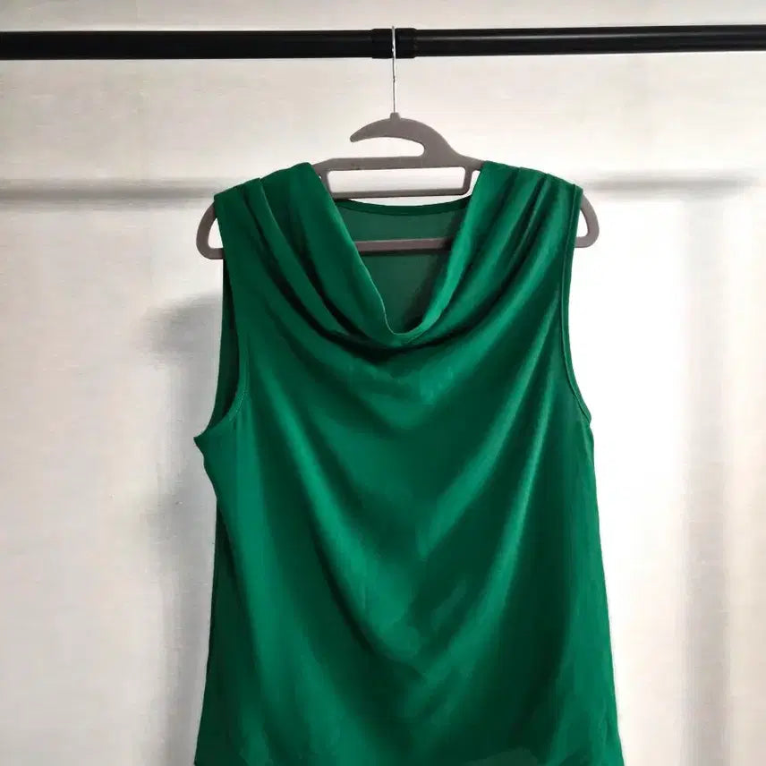 [BUNJANG] Green Drape Neck Sleeveless Blouse / 새옷 그린 드레이프넥 민소매 블라우스
