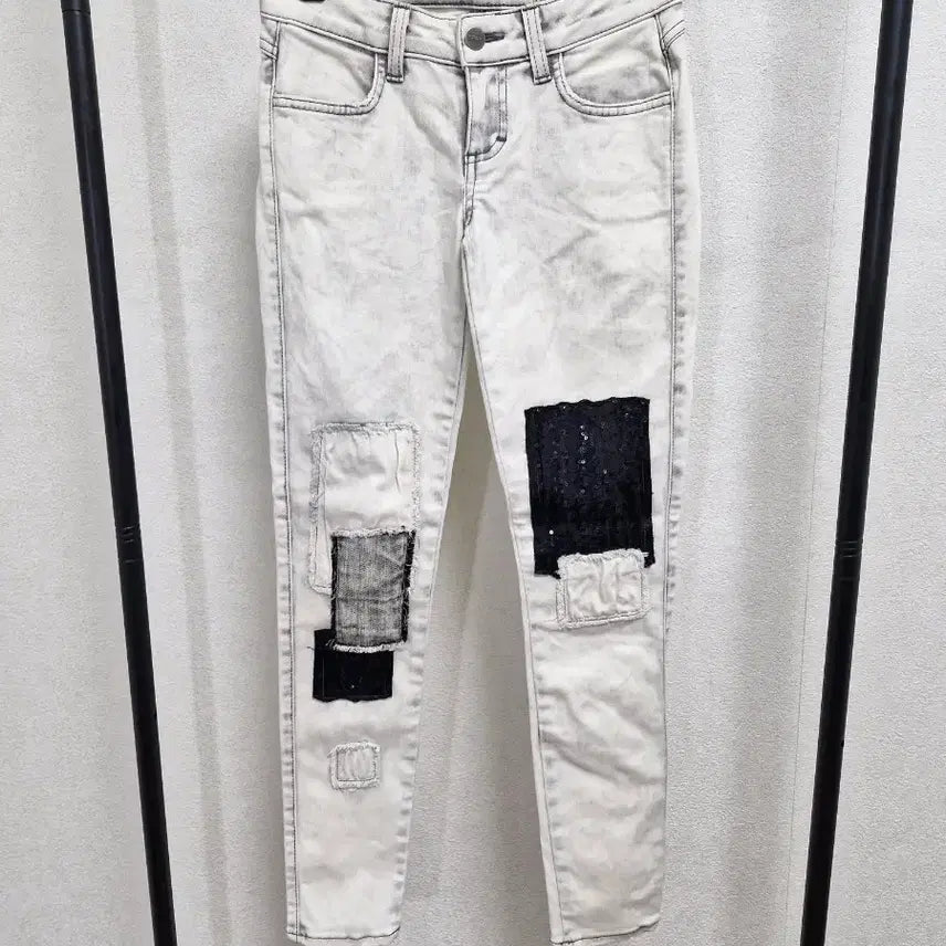 [SOLD OUT] [23] SIWY 씨위 스팽글 패치 스키니 데님 화이트