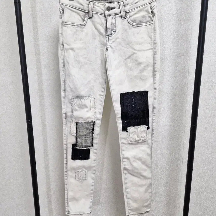 [SOLD OUT] [23] SIWY 씨위 스팽글 패치 스키니 데님 화이트