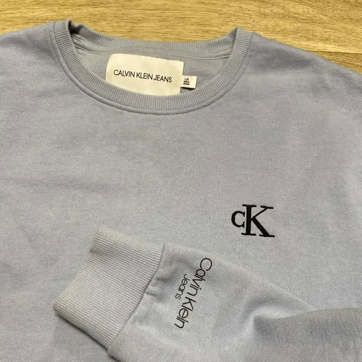 [BUNJANG] Calvin Klein CK Logo Sky Blue Sweatshirt / 캘빈클라인 CK 로고 맨투맨 하늘색 교신