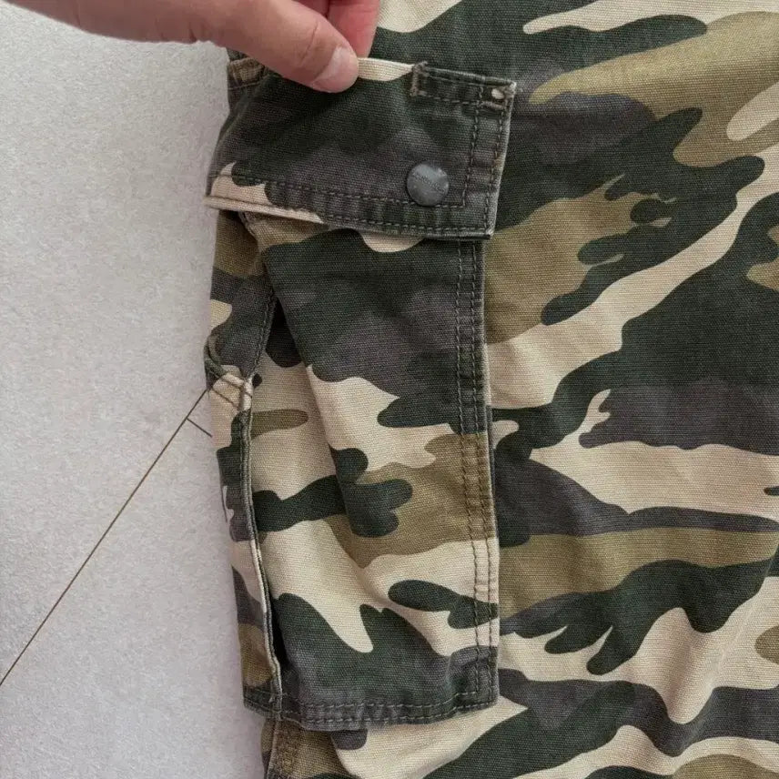 [SOLD OUT] Carhartt 칼하트 릴렉스드핏 카모 카고 반바지