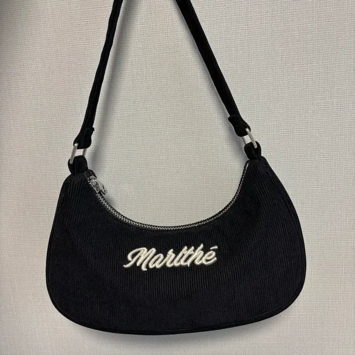 [SOLD OUT] 마리떼 엠브로이더리 코듀로이 로고 숄더백 호보백
