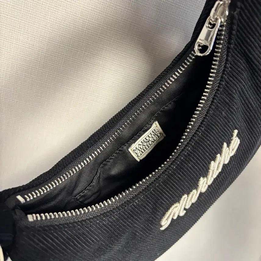 [SOLD OUT] 마리떼 엠브로이더리 코듀로이 로고 숄더백 호보백