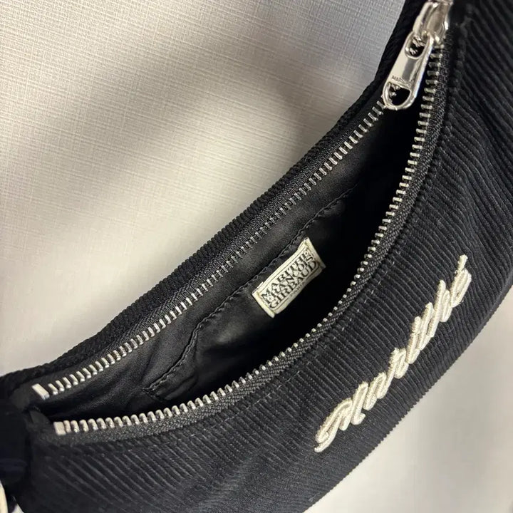 [SOLD OUT] 마리떼 엠브로이더리 코듀로이 로고 숄더백 호보백