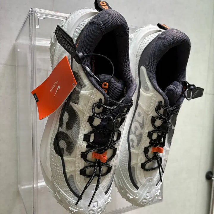 [BUNJANG] Nike ACG Mountain Fly 2 Low Summit White &amp; Bright Mandarin / 나이키 ACG 마운틴 플라이 2 로우 서밋 화이트앤브라이트만다린 285