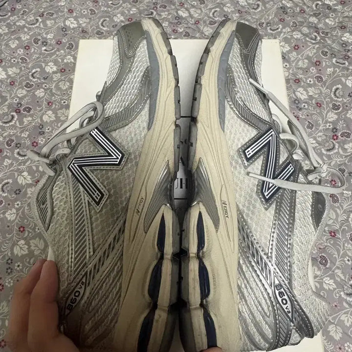 [SOLD OUT] [285] 뉴발란스 860v2 화이트 실버