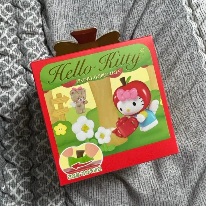 [BUNJANG] Sanrio Hello Kitty Apple Village Series Random Figure (Sealed) / 산리오 헬로키티 사과마을 시리즈 랜덤 피규어 미개봉