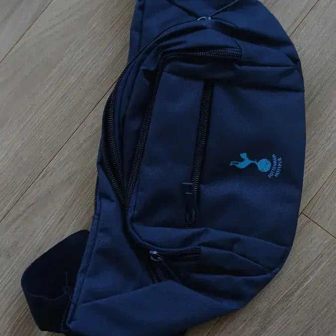 [BUNJANG] Tottenham Hotspur Navy Sling Bag / 토트넘 홋스퍼 네이비색 힙색 슬링백