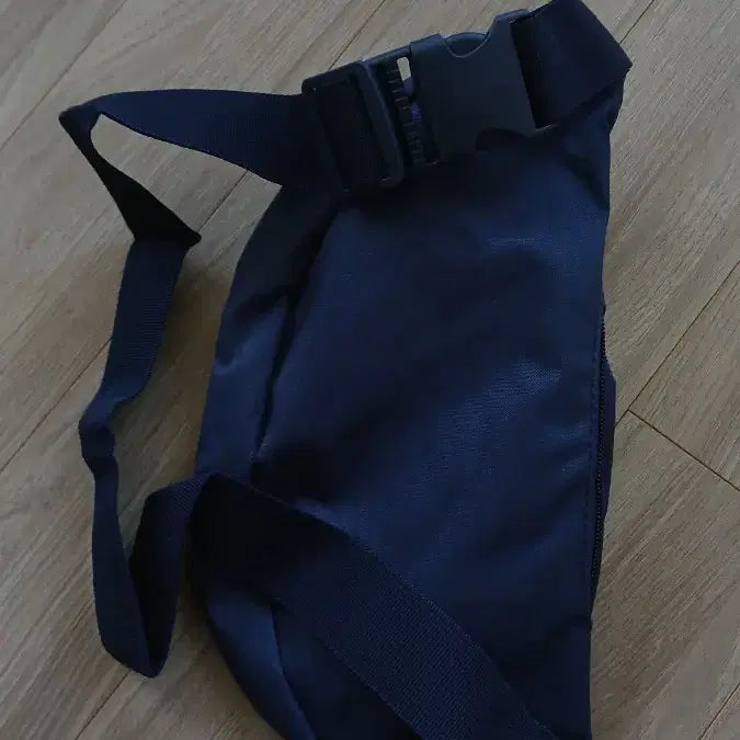 [BUNJANG] Tottenham Hotspur Navy Sling Bag / 토트넘 홋스퍼 네이비색 힙색 슬링백