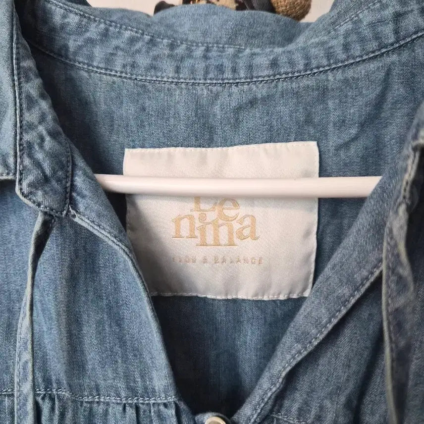 [BUNJANG] LENINA Evelyn V-Neck Denim Shirt / 새상품 [LENINA] 르니나 에벨린(EVELYN) 브이넥 데님 셔츠 -