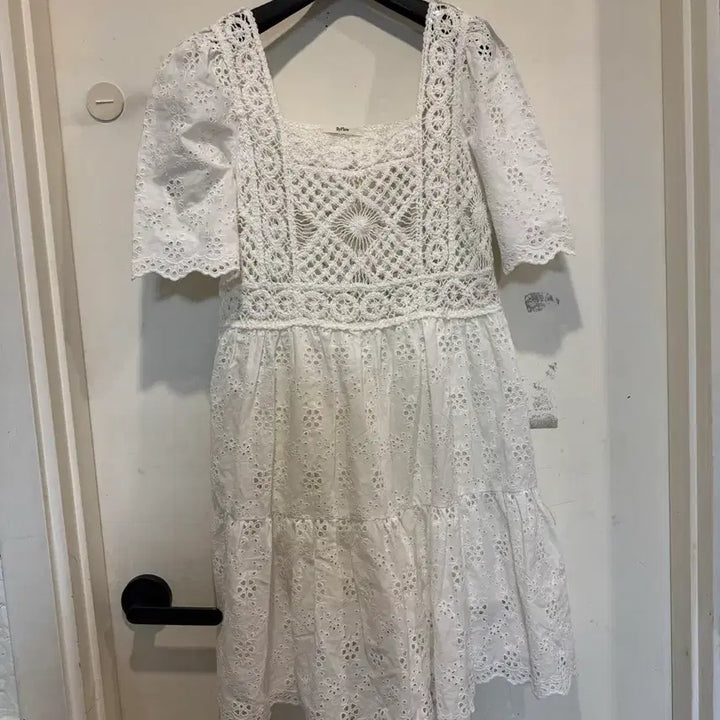 [BUNJANG] by flow Square Neck Lace Punching Dress / by flow 바이플로우 스퀘어넥 레이스 펀칭 원피스