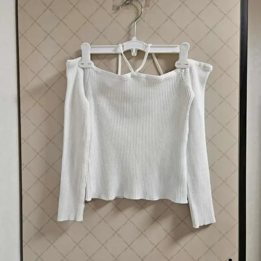 [SOLD OUT] 에이블리 여성 어깨트임끈 오프숄더 긴팔골지티셔츠