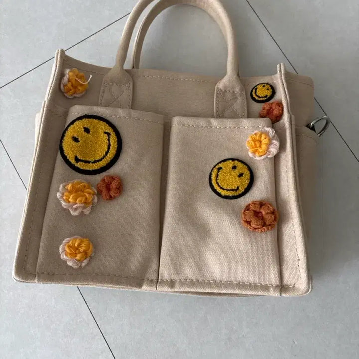 [BUNJANG] Zara Smile Floral Embroidered Tote Bag / 자라스마일 꽃 자수 토트백