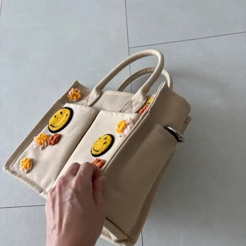 [BUNJANG] Zara Smile Floral Embroidered Tote Bag / 자라스마일 꽃 자수 토트백