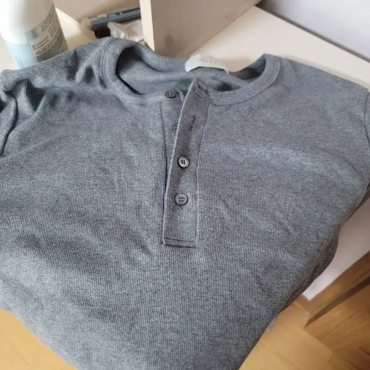 [BUNJANG] Hellet Slim Crop Henley Neck Long Sleeve Shirt (M) / 헬렛 리브드 슬림 크롭 헨리넥 M사이즈