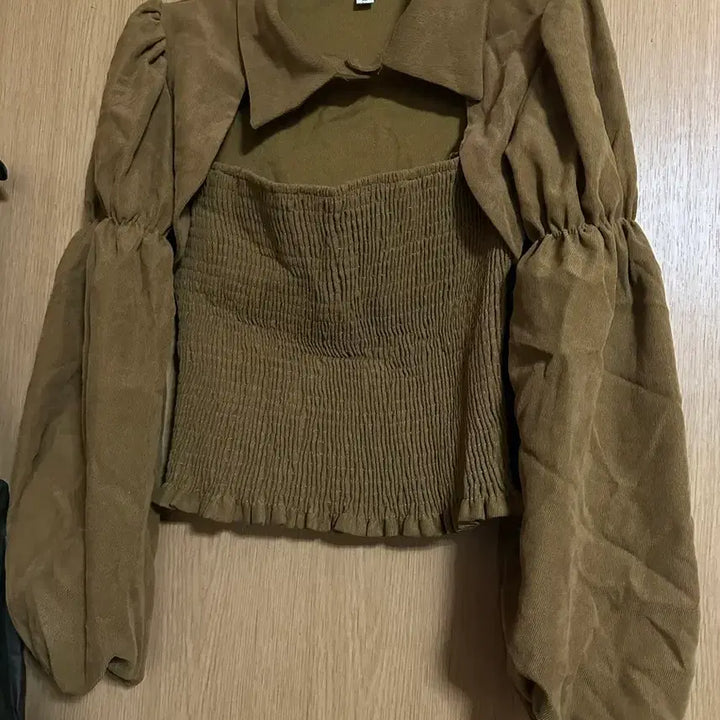 [BUNJANG] Khaki Banding Slit Blouse / 카키 가슴 밴딩 트임 블라우스