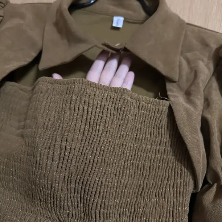 [BUNJANG] Khaki Banding Slit Blouse / 카키 가슴 밴딩 트임 블라우스