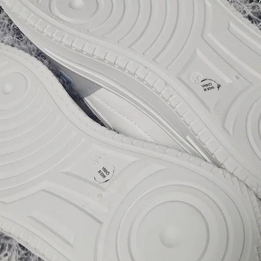 [BUNJANG] Fashion Winter Fur Lined Sneakers / 패션 겨울 퍼 안감 운동화 스니커즈