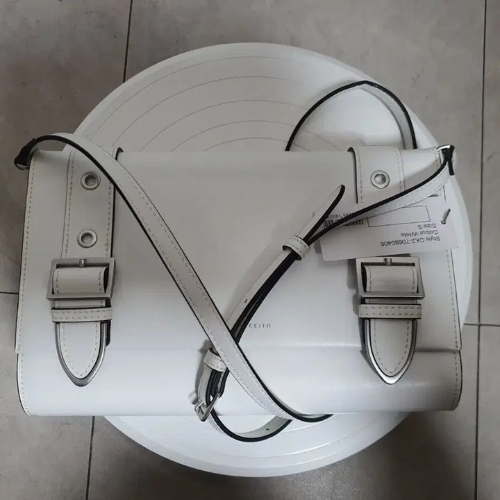 [BUNJANG] CHARLES &amp; KEITH Double Buckle Satchel Bag / 찰스앤키스 더블 버클 사첼백 숄드백, 크로스백 화이트 CK2-706804